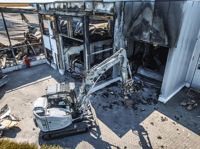 Abbruch nach Brandschaden: Bagger im ausgebrannten Gebäude