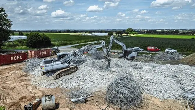 Abbruch einer Gewerbehalle, Bewehrungsstahl wird sortiert