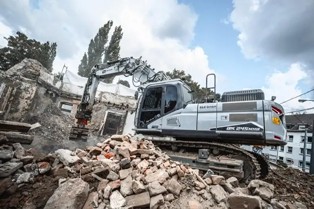Kettenbagger BK 245 der B&B GmbH beim Gebäudeabbruch