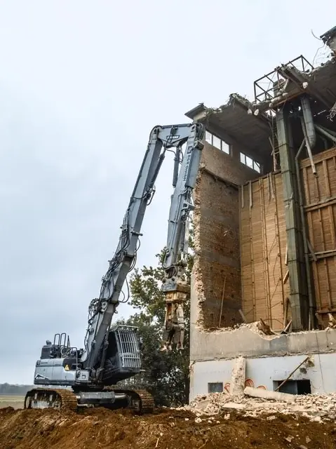 Longfrontbagger am Industriegebäude
