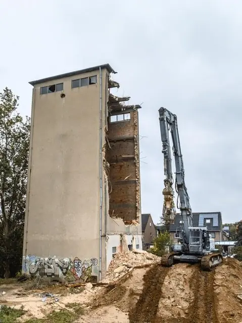 Longfrontbagger beim Abbruch eines Silogebäudes