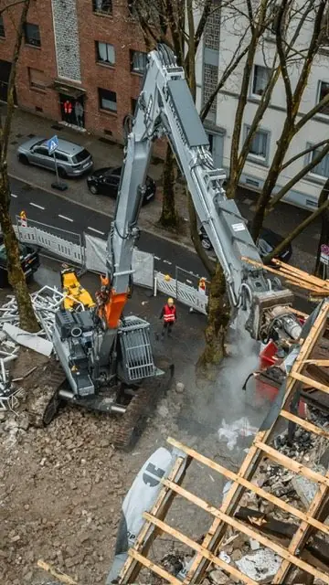 Longfrontbagger beim Abbruch an einer Straße, Luftbild