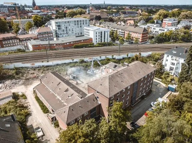 Luftbild: Abbruch neben einer Bahnstrecke