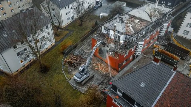 Luftbild: selektiver Rückbau eines Dachstuhls
