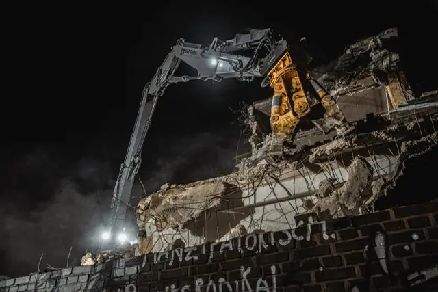 Abbruchschere im Einsatz beim Nachtabbruch eines Gebäudes