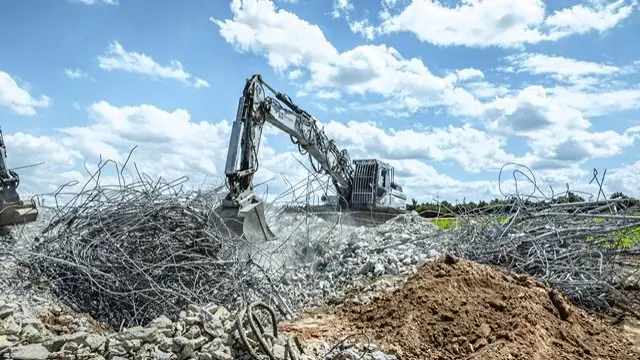 Abbruch von Stahlbeton: Bewehrung wird getrennt