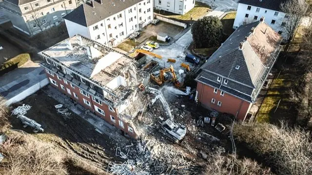 Luftbild: Abbruch eines Wohngebäudes mit zwei Baggern