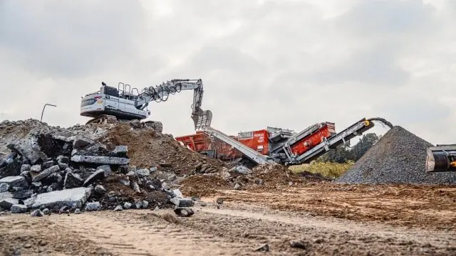 Kettenbagger beschickt mobile Brechanlage
