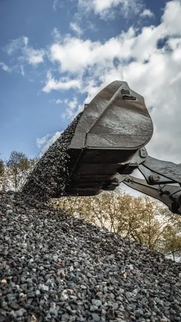 Radladerschaufel schüttet Recyclingschotter