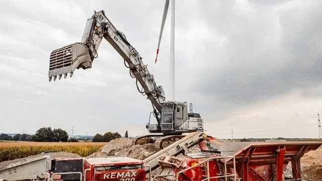 Kettenbagger beschickt SBM Remax Prallbrecher