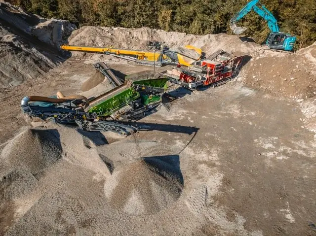 Luftbild: Siebanlage und Brecher auf dem Recyclingplatz