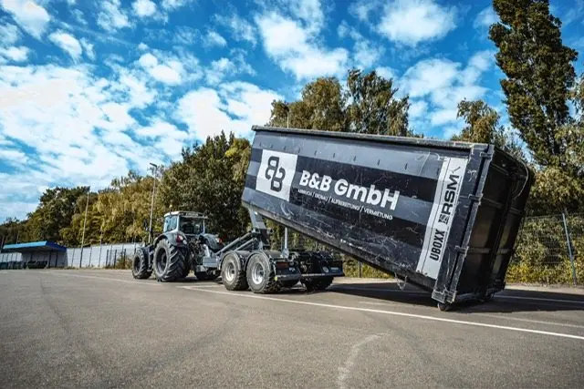 Abrollcontainer der B&B GmbH auf Traktoranhänger
