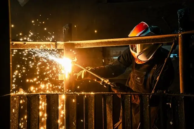 Industriedemontage: Brennschneiden von Stahlträgern