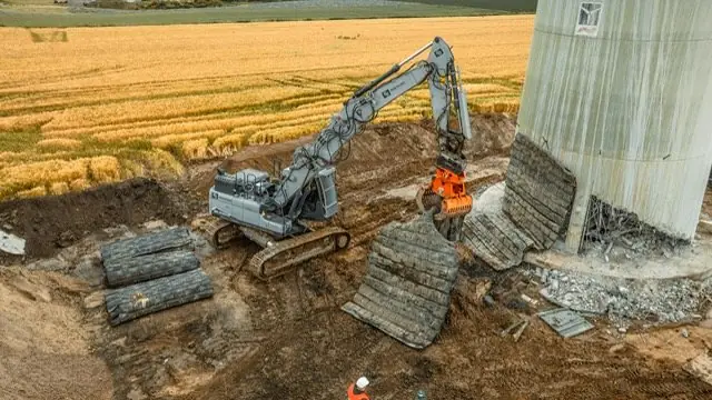 Kettenbagger im Erdbau an einem Silofundament