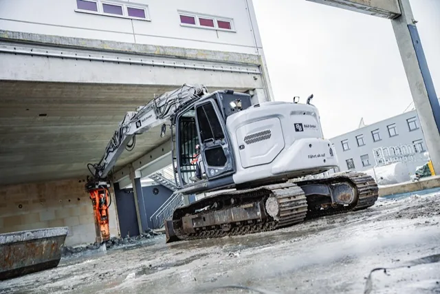 Kettenbagger mit Hydraulikhammer