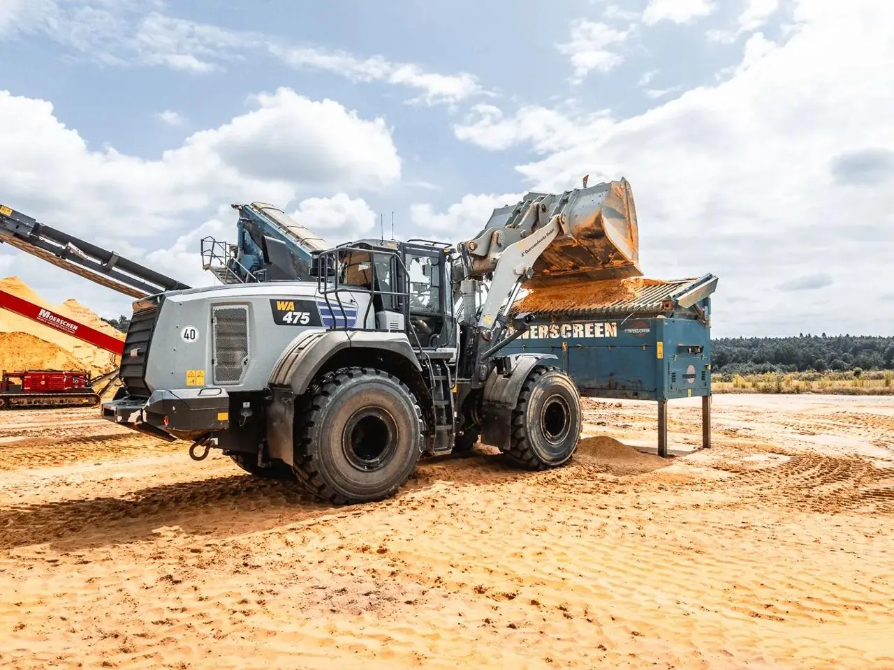 Radlader Komatsu WA475 beschickt Siebanlage