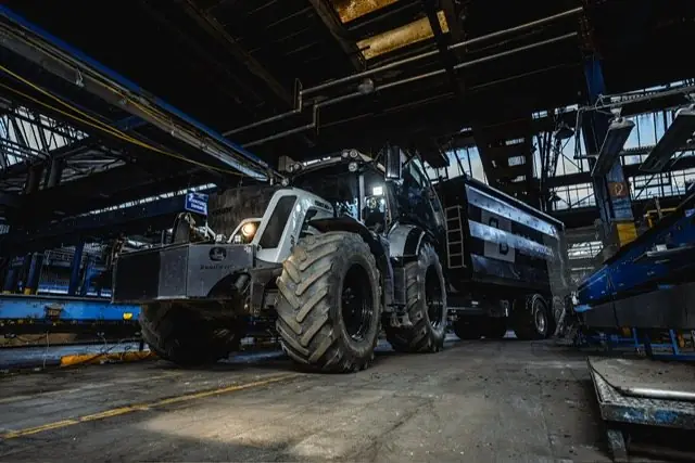 Traktor mit Anhänger in der Werkhalle