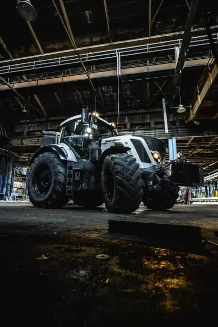 Traktor der B&B GmbH in der Halle