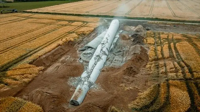Rückbau einer Windkraftanlage: Turm liegt im Feld, Luftbild