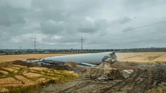 Rückgebauter Turm einer Windkraftanlage im Feld