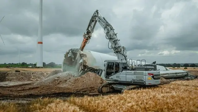 Abbruch eines Windkraft-Turmsegments mit Kettenbagger